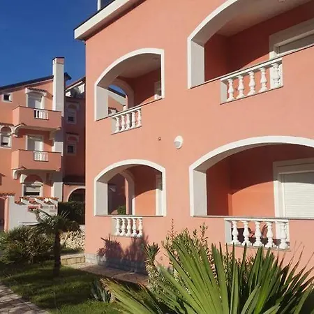 La Perla 2 Bed and breakfast 3*