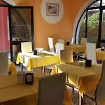 Alojamento de Acomodação e Pequeno-almoço La Perla 2 3*
