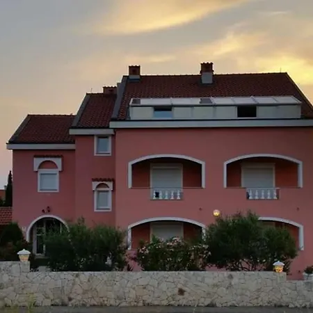 Frühstückspension La Perla 2 3*