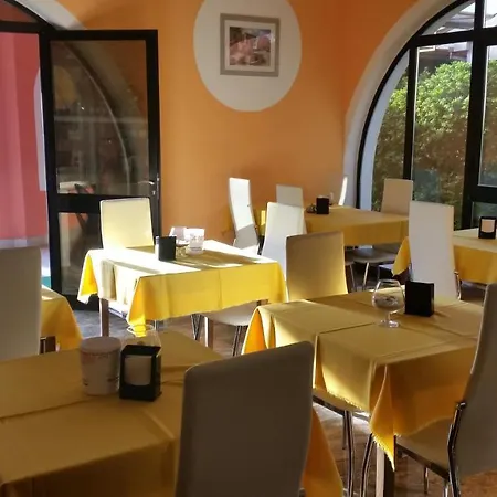 לינה וארוחת בוקר La Perla 2 3*