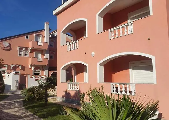 La Perla 2 Bed and breakfast 3*