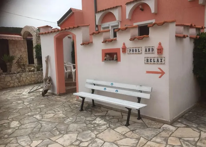 לינה וארוחת בוקר La Perla 2 3*