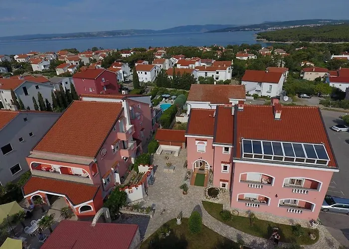 לינה וארוחת בוקר La Perla 2 3*