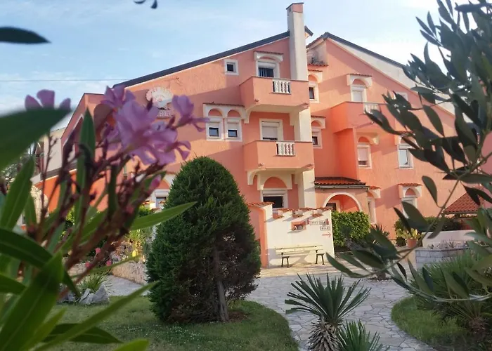 La Perla 2 3* פונאנט