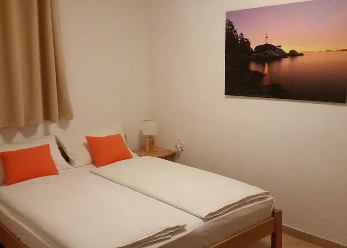 La Perla 2 Bed and breakfast 3*